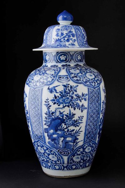 Potiche in porcellana bianca e blu con decori floreali e scene naturalistiche entro riserve, Cina, Dinastia Qing, epoca Kangxi (1662-1722)  - Asta Fine chinese works of art - Associazione Nazionale - Case d'Asta italiane