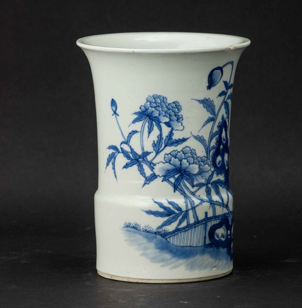 Vaso a tromba in porcellana bianca e blu con decoro naturalistico, Cina, Dinastia Qing, epoca Kangxi (1662-1722)  - Asta Fine chinese works of art - Associazione Nazionale - Case d'Asta italiane