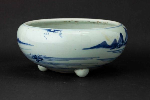 Incensiere tripode in porcellana bianca e blu con raffigurazione di paesaggio, Cina, Dinastia Qing, epoca Kangxi (1662-1722)  - Asta Fine chinese works of art - Associazione Nazionale - Case d'Asta italiane