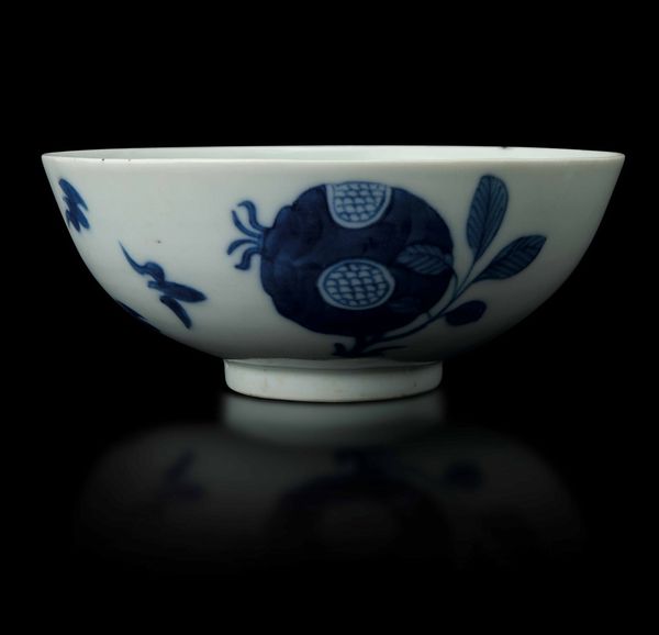 Ciotolina in porcellana bianca e blu con decori a melograno e simboli taoisti, Cina, Dinastia Qing, epoca Kangxi (1662-1722)  - Asta Fine chinese works of art - Associazione Nazionale - Case d'Asta italiane