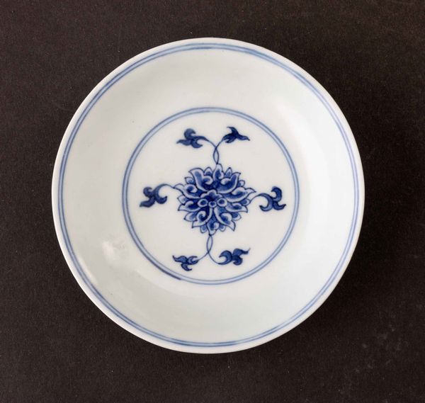 Piccolo piatto in porcellana bianca e blu con decoro a fiori di loto, Cina, Dinastia Qing, marca e del periodo Kangxi (1662-1722)  - Asta Fine chinese works of art - Associazione Nazionale - Case d'Asta italiane