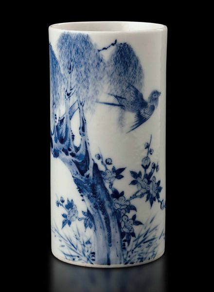 Brushpot in porcellana bianca e blu raffigurante soggetto naturalistico con uccellini tra i rami, Cina, Repubblica, XX secolo  - Asta Fine chinese works of art - Associazione Nazionale - Case d'Asta italiane