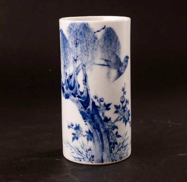 Brushpot in porcellana bianca e blu raffigurante soggetto naturalistico con uccellini tra i rami, Cina, Repubblica, XX secolo  - Asta Fine chinese works of art - Associazione Nazionale - Case d'Asta italiane