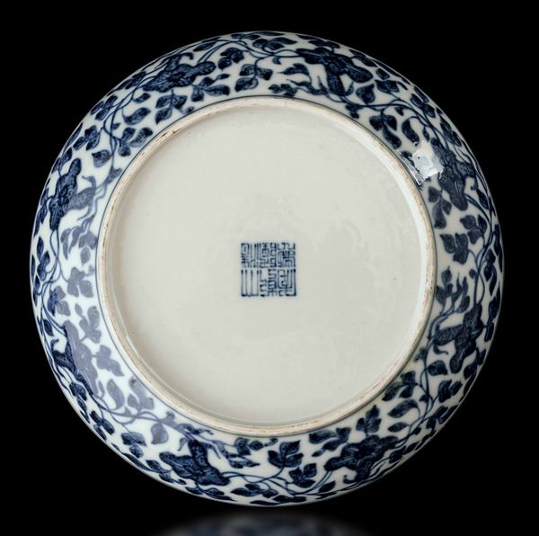 Piatto in porcellana bianca e blu con decoro centrale di pesche, Cina, Dinastia Qing, XIX secolo  - Asta Fine chinese works of art - Associazione Nazionale - Case d'Asta italiane