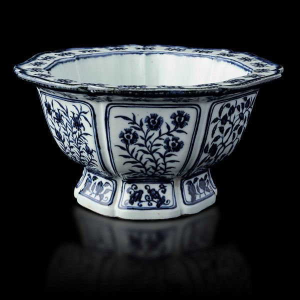 Giardiniera ottagonale in porcellana bianca e blu con soggetti naturalistici entro riserve e decori floreali, Cina, Dinastia Qing, XIX secolo  - Asta Fine chinese works of art - Associazione Nazionale - Case d'Asta italiane