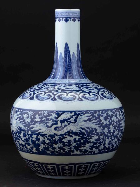 Vaso Tianqiuping in porcellana bianca e blu con draghi tra le nuvole, Cina, Dinastia Qing, epoca Guangxu (1875-1908)  - Asta Fine chinese works of art - Associazione Nazionale - Case d'Asta italiane