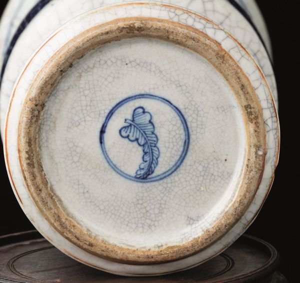 Vaso Gu in porcellana con decoro d'ispirazione arcaica sui toni del bianco e del blu, Cina, Dinastia Qing, XIX secolo  - Asta Fine chinese works of art - Associazione Nazionale - Case d'Asta italiane