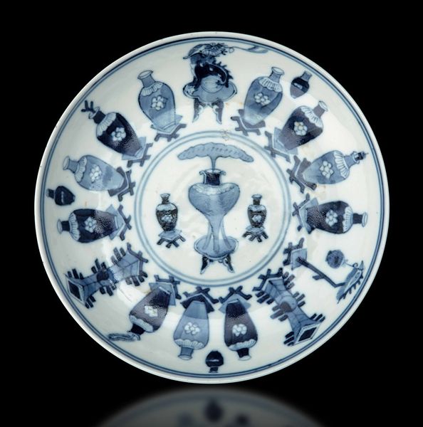 Piatto in porcellana bianca e blu con decori naturalistici, Cina, Dinastia Qing, marca e del periodo Guangxu (1875-1908)  - Asta Fine chinese works of art - Associazione Nazionale - Case d'Asta italiane