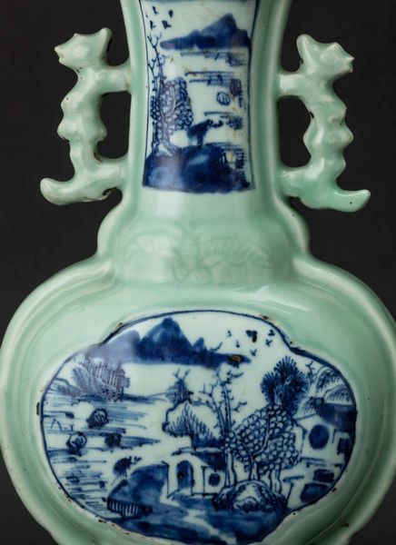 Vaso in porcellana Celadon con anse sagomate e raffigurazioni di paesaggio sui toni del bianco e del blu entro riserve, Cina, Dinastia Qing, epoca Jiaqing (1796-1820)  - Asta Fine chinese works of art - Associazione Nazionale - Case d'Asta italiane