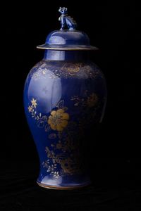 Potiche in porcellana monocroma blu con decori lumeggiati in color oro e presa del coperchio a foggia di leone, Cina, Dinastia Qing, epoca Kangxi (1662-1722)  - Asta Fine chinese works of art - Associazione Nazionale - Case d'Asta italiane