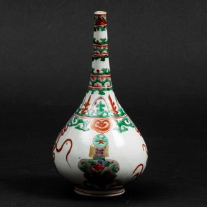 Vaso a bottiglia in porcellana Famiglia Verde con decori naturalistici, Cina, Dinastia Qing, epoca Kangxi (1662-1722)  - Asta Fine chinese works of art - Associazione Nazionale - Case d'Asta italiane