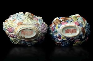 Due snuff bottles in porcellana con figure di immortali a rilievo, Cina, Dinastia Qing, epoca Jiaqing (1796-1820)  - Asta Fine chinese works of art - Associazione Nazionale - Case d'Asta italiane