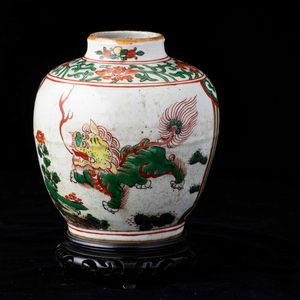 Jar in porcellana con figure di draghi e decori floreali, Cina, Dinastia Qing, epoca Shunzhi (1644-1661)  - Asta Fine chinese works of art - Associazione Nazionale - Case d'Asta italiane