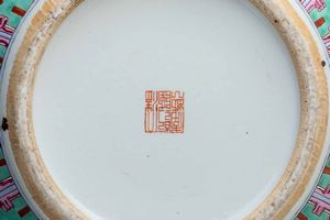 Vaso Tianqiuping in porcellana con decoro di farfalle, Cina, Dinastia Qing, XIX secolo  - Asta Fine chinese works of art - Associazione Nazionale - Case d'Asta italiane