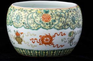 Vaso globulare in porcellana nei toni della Famiglia Verde con decoro a fiori di loto e simboli taoisti, Cina, Dinastia Qing, XIX secolo  - Asta Fine chinese works of art - Associazione Nazionale - Case d'Asta italiane