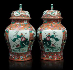 Coppia di grandi potiches in porcellana con soggetti naturalistici entro riserve su fondo arancio, Cina, Dinastia Qing, XIX secolo  - Asta Fine chinese works of art - Associazione Nazionale - Case d'Asta italiane