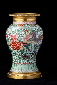 Vaso in porcellana Famiglia Verde con figure di fenici e decori floreali, Cina, Dinastia Qing, epoca Kangxi (1662-1722)  - Asta Fine chinese works of art - Associazione Nazionale - Case d'Asta italiane