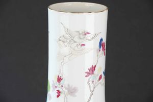 Vaso in porcellana raffigurante paesaggio con volatili e rami fioriti, Cina, Dinastia Qing, epoca Qianlong (1736-1796)  - Asta Fine chinese works of art - Associazione Nazionale - Case d'Asta italiane