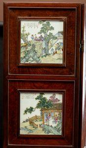 Importante paravento a quattro ante con placche in porcellana raffiguranti paesaggi con contadini, scene di vita comune e iscrizioni, Cina, Dinastia Qing, XIX secolo  - Asta Fine chinese works of art - Associazione Nazionale - Case d'Asta italiane