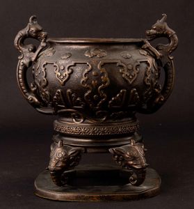 Incensiere tripode in bronzo con manici a foggia di draghetto e decori a rilievo, Cina, Dinastia Qing, XVIII secolo  - Asta Fine chinese works of art - Associazione Nazionale - Case d'Asta italiane