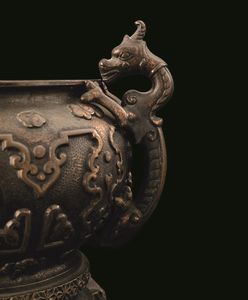 Incensiere tripode in bronzo con manici a foggia di draghetto e decori a rilievo, Cina, Dinastia Qing, XVIII secolo  - Asta Fine chinese works of art - Associazione Nazionale - Case d'Asta italiane