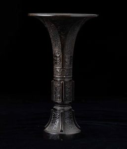 Vaso a tromba in bronzo con decori d'ispirazione arcaica incisi e a rilievo, Cina, Dinastia Ming, XVII secolo  - Asta Fine chinese works of art - Associazione Nazionale - Case d'Asta italiane