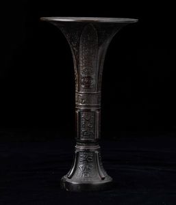 Vaso a tromba in bronzo con decori d'ispirazione arcaica incisi e a rilievo, Cina, Dinastia Ming, XVII secolo  - Asta Fine chinese works of art - Associazione Nazionale - Case d'Asta italiane