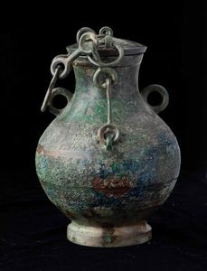 Raro e magnifico vaso Hu in bronzo con coperchio, manici a catena e decori geometrici a rilievo, Cina, Stati Combattenti (481-221 a.C.)  - Asta Fine chinese works of art - Associazione Nazionale - Case d'Asta italiane