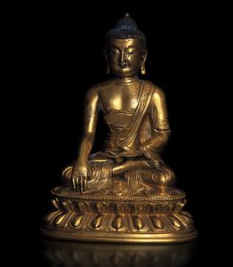 Figura di Buddha Sakyamuni in bronzo dorato con tracce policromia, Cina, Dinastia Qing, epoca Qianlong (1736-1796)  - Asta Fine chinese works of art - Associazione Nazionale - Case d'Asta italiane