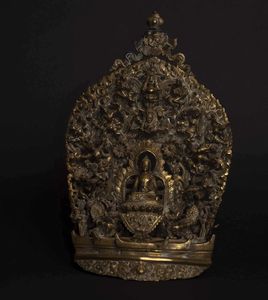 Raro gruppo in bronzo con figura centrale di Buddha entro aura e altre divinit, Tibet, XVIII secolo  - Asta Fine chinese works of art - Associazione Nazionale - Case d'Asta italiane