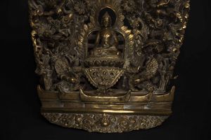 Raro gruppo in bronzo con figura centrale di Buddha entro aura e altre divinit, Tibet, XVIII secolo  - Asta Fine chinese works of art - Associazione Nazionale - Case d'Asta italiane