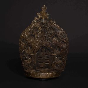 Raro gruppo in bronzo con figura centrale di Buddha entro aura e altre divinit, Tibet, XVIII secolo  - Asta Fine chinese works of art - Associazione Nazionale - Case d'Asta italiane