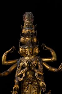 Figura di Ekadasamukha-Avalokitesvara eretto su fiore di loto in bronzo dorato con tracce di policromia e innesti di pietre dure, Tibet, XVIII secolo  - Asta Fine chinese works of art - Associazione Nazionale - Case d'Asta italiane