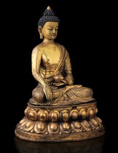 Grande figura di Buddha Sakyamuni seduto su doppio fiore di loto in bronzo dorato con tracce di policromia, Tibet, XIX secolo  - Asta Fine chinese works of art - Associazione Nazionale - Case d'Asta italiane