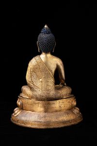 Grande figura di Buddha Sakyamuni seduto su doppio fiore di loto in bronzo dorato con tracce di policromia, Tibet, XIX secolo  - Asta Fine chinese works of art - Associazione Nazionale - Case d'Asta italiane