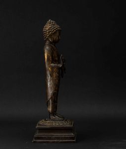 Figura di Buddha stante su fiore di loto in bronzo con tracce di doratura, Cina, Dinastia Qing, XVII secolo  - Asta Fine chinese works of art - Associazione Nazionale - Case d'Asta italiane