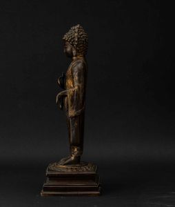 Figura di Buddha stante su fiore di loto in bronzo con tracce di doratura, Cina, Dinastia Qing, XVII secolo  - Asta Fine chinese works of art - Associazione Nazionale - Case d'Asta italiane