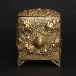 Cofanetto in bronzo dorato con figure di draghi a rilievo, Cina, Dinastia Qing, XIX secolo  - Asta Fine chinese works of art - Associazione Nazionale - Case d'Asta italiane