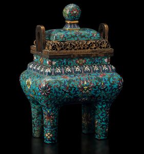 Incensiere con coperchio a smalti cloisonn con decoro a fiori di loto e dettagli a traforo, Cina, Dinastia Qing, epoca  Qianlong (1736-1796)  - Asta Fine chinese works of art - Associazione Nazionale - Case d'Asta italiane