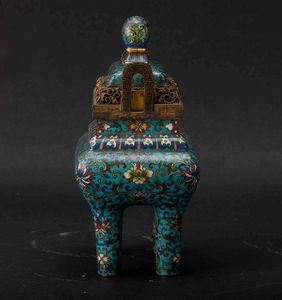 Incensiere con coperchio a smalti cloisonn con decoro a fiori di loto e dettagli a traforo, Cina, Dinastia Qing, epoca  Qianlong (1736-1796)  - Asta Fine chinese works of art - Associazione Nazionale - Case d'Asta italiane