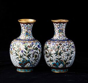 Coppia di vasi a smalti cloisonn con decori vegetali e a fiore di loto su fondo bianco, Cina, Dinastia Qing, epoca  Jiaqing (1796-1820)  - Asta Fine chinese works of art - Associazione Nazionale - Case d'Asta italiane