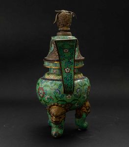 Grande incensiere tripode a smalti cloisonn con decori a fiore di loto e coperchio con dettagli a traforo, Cina, Dinastia Qing, epoca Guangxu (1875-1908)  - Asta Fine chinese works of art - Associazione Nazionale - Case d'Asta italiane