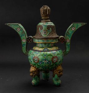 Grande incensiere tripode a smalti cloisonn con decori a fiore di loto e coperchio con dettagli a traforo, Cina, Dinastia Qing, epoca Guangxu (1875-1908)  - Asta Fine chinese works of art - Associazione Nazionale - Case d'Asta italiane