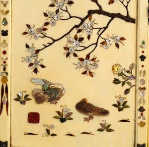 Piccolo paravento da tavolo a due ante in avorio con applicazioni in madreperla e pietre dure raffiguranti soggetti naturalistici, Shibayama, Giappone, periodo Meiji (1868-1912)  - Asta Fine chinese works of art - Associazione Nazionale - Case d'Asta italiane