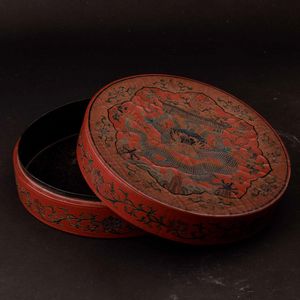 Scatola circolare in legno laccato con figura di drago e decori floreali su fondo arancione, Cina, Dinastia Qing, XIX secolo  - Asta Fine chinese works of art - Associazione Nazionale - Case d'Asta italiane