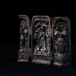 Piccolo tempio portatile con ante apribili intagliato in legno con soggetti cristiani e iscrizioni, Cina, Dinastia Qing (1644-1912)  - Asta Fine chinese works of art - Associazione Nazionale - Case d'Asta italiane