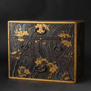 Stipo con cassetti in legno laccato, Giappone, periodo Meiji, XIX secolo  - Asta Fine chinese works of art - Associazione Nazionale - Case d'Asta italiane