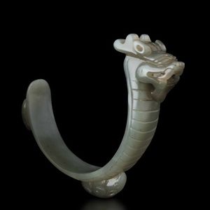 Bracciale scolpito in giada Celadon con figura di drago e animali a rilievo, Cina, Dinastia Qing, XIX secolo  - Asta Fine chinese works of art - Associazione Nazionale - Case d'Asta italiane