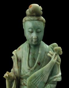 Grande e rara figura di dama con strumento musicale scolpita in giada Celadon, Cina, Dinastia Qing, marca e del periodo Qianlong (1736-1796)  - Asta Fine chinese works of art - Associazione Nazionale - Case d'Asta italiane