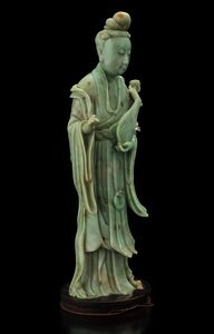 Grande e rara figura di dama con strumento musicale scolpita in giada Celadon, Cina, Dinastia Qing, marca e del periodo Qianlong (1736-1796)  - Asta Fine chinese works of art - Associazione Nazionale - Case d'Asta italiane